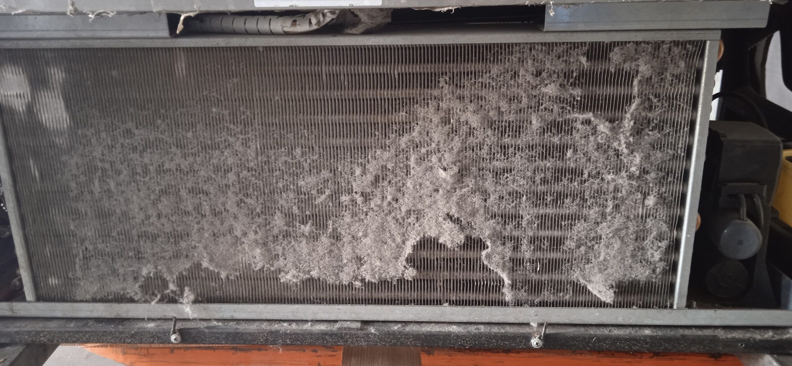 Condensador de refrigeración sucio y bloqueado por polvo